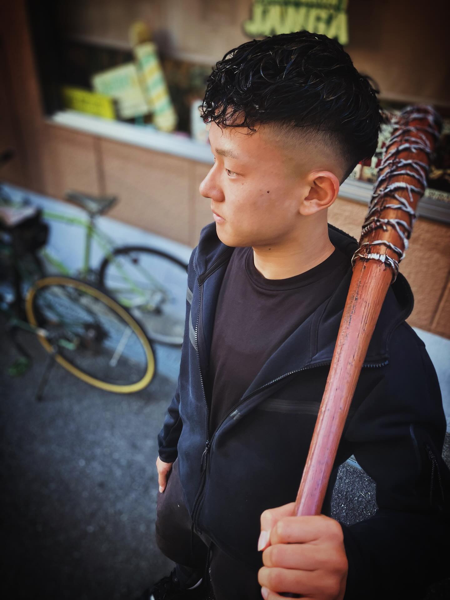 スキンフェードからのパーマ
かっこええって〜✨️  高校生最後まで
楽しんでね  ⚠️注意⚠️バットはこちらで持ってもらいましたꉂ🤣𐤔  #スキンフェード  #高校生  #メンズパーマ  #ウォーキングデッド  #二ーガン  #ルシール  #高校サッカー  #menssalonjanga