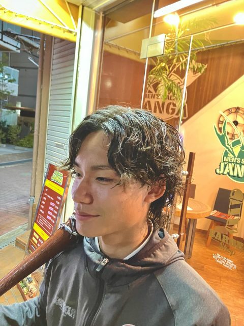 サーフカールパーマ🏄🏻‍♀️
めっちゃ似合ってる🤙  無理やりバット持たしてる😂  #サーフカールパーマ  #高校生男子  #高校生  #ロン毛