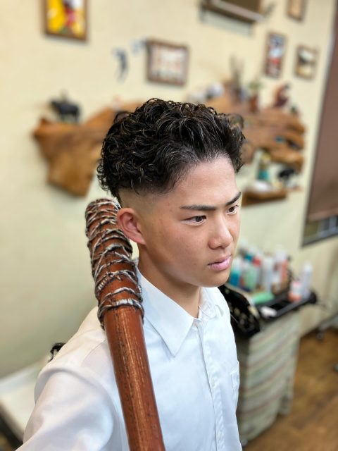 ええ感じにヤンキー演じてくれてます笑  初めてのスキンフェードで  似合ってる✨️  パーマも決まってるね✨️  #高校生 
 #高校サッカー
 #高校生男子
 #高校生パーマ