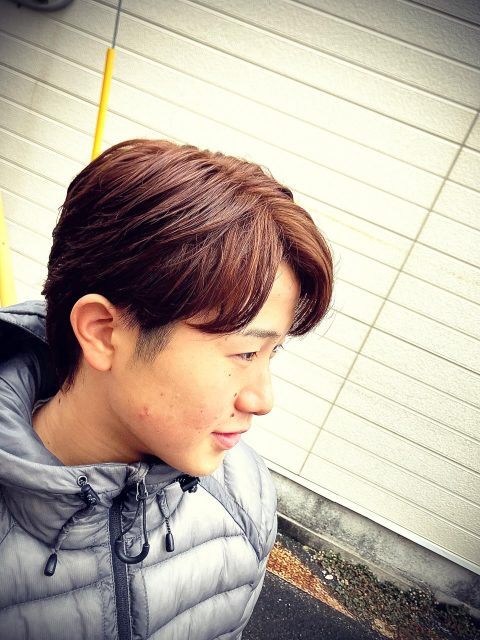 高校生男子  ちょい明るめのカラーで
⁡
⁡
全体的にちょっと明るめの
⁡
メッシュが散りばめています✋
⁡
よく似合ってます👏 
⁡
 #ヘアカラー
⁡
 #高校生男子
⁡
 #go
⁡
 #サッカー部 
⁡